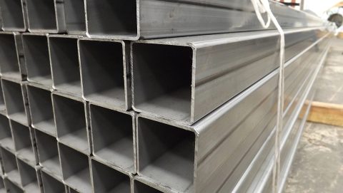 tubo de metal tuberia redonda de acero inoxidable con fondo blanco producto formado fabricado y manufacturado en industria metalurgia de hierro